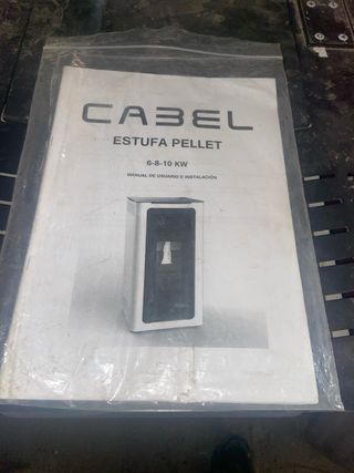 Estufa de pellets roja y negra