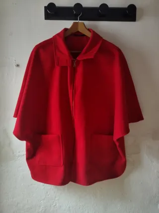Capa roja con cremallera y bolsillos