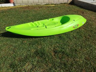 Kayak verde con remo