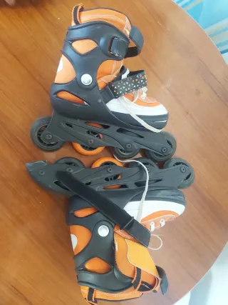Patines en línea naranjas y negros