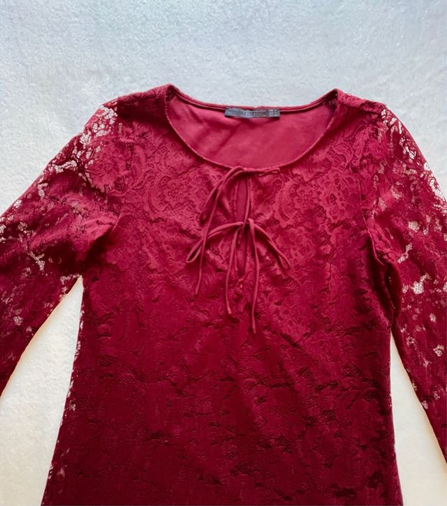 Vestido Zara encaje color burdeos