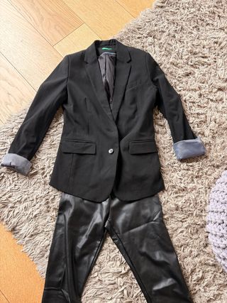 Blazer nero con maniche a risvolto