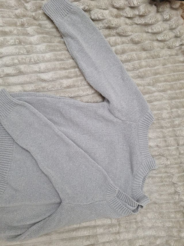 Jersey gris hombros descubiertos