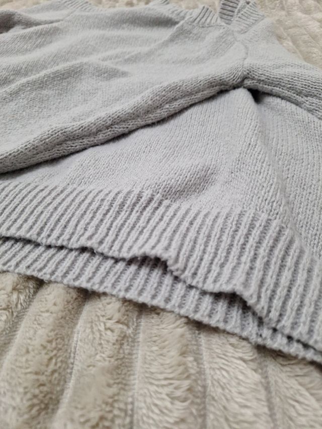 Jersey gris hombros descubiertos