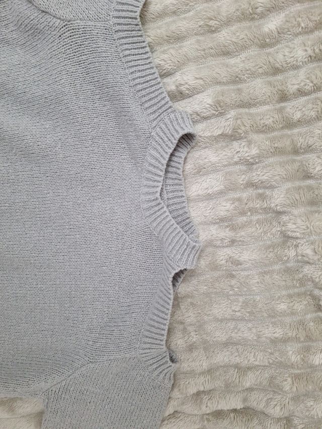 Jersey gris hombros descubiertos