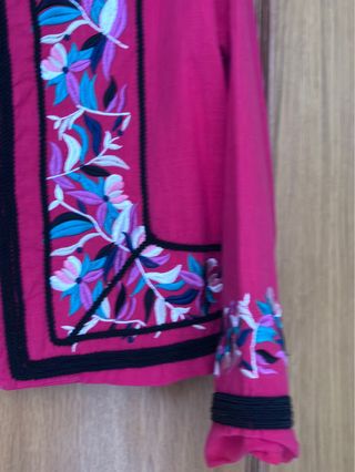 Chaqueta bordada a mano rosa