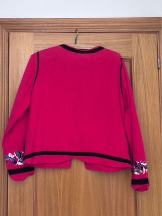 Chaqueta bordada a mano rosa