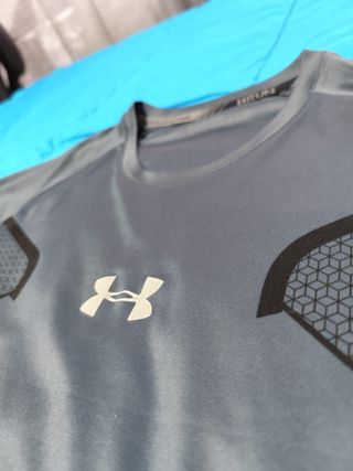 Camiseta deportiva Under Armour gris