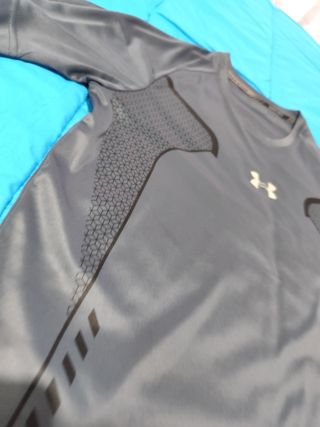 Camiseta deportiva Under Armour gris