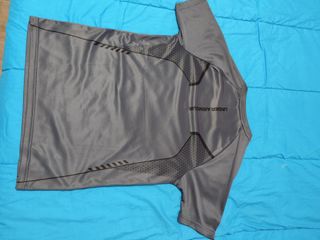 Camiseta deportiva Under Armour gris