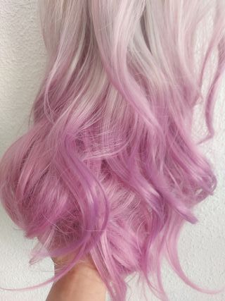 Peluca sintética degradado gris a rosa