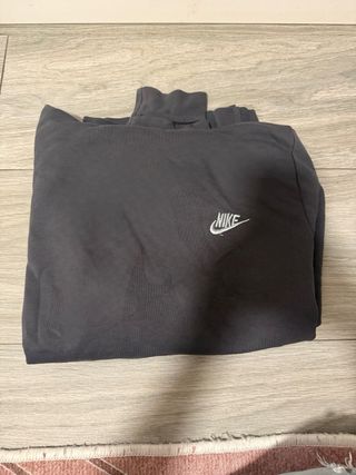 Sudadera gris con cpaucha 