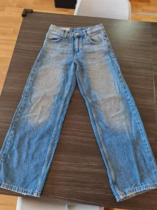 Pantalón vaquero Zara con pedrería
Talla 8