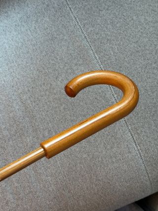 Paraguas naranja con mango de madera