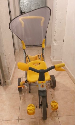 Triciclo infantil amarillo y gris