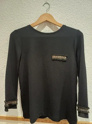 Camisa negra con detalles dorados