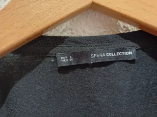 Camisa negra con detalles dorados