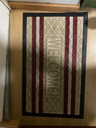 Alfombra de bienvenida roja y marrón