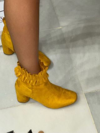 Botines Mostaza con Volantes