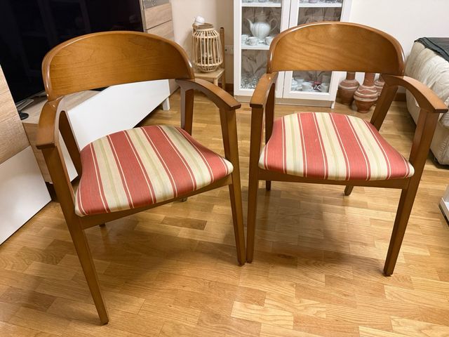 Juego de 2 sillas de madera tapizadas