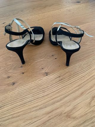 Zapatos de tacón negros y dorados