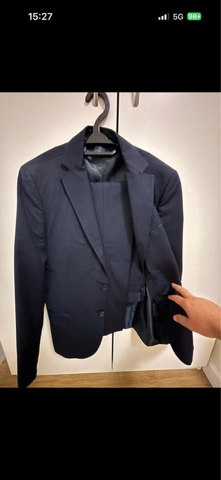 Completo elegante uomo blu