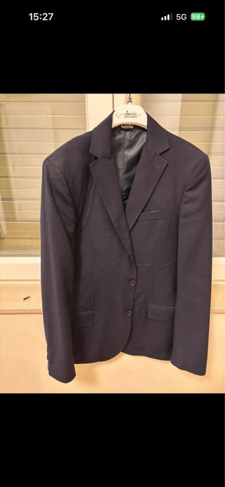 Completo elegante uomo blu