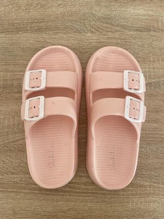 Chanclas rosas con hebillas blancas