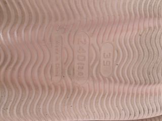 Chanclas rosas con hebillas blancas