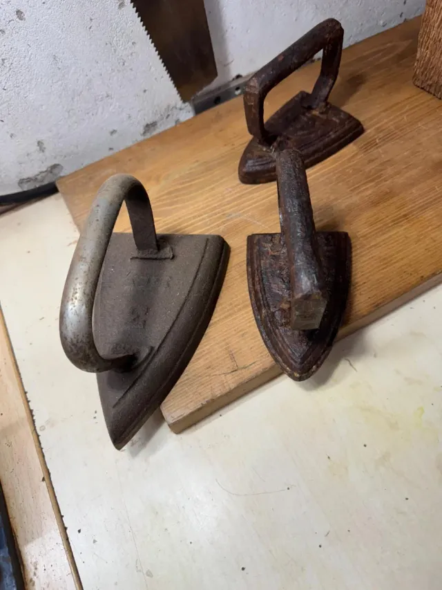 Planchas pequeñas antiguas y aceitera