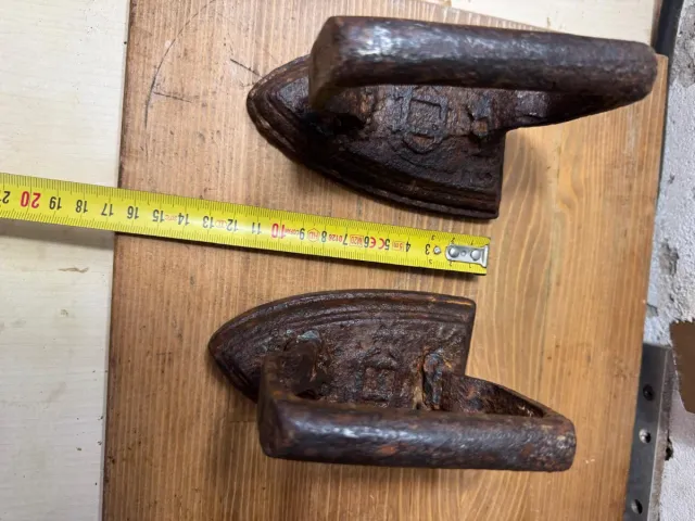 Planchas pequeñas antiguas y aceitera