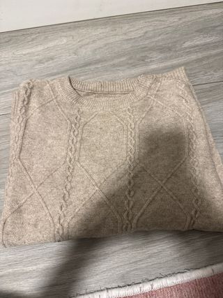 Jersey de punto beige con trenzas