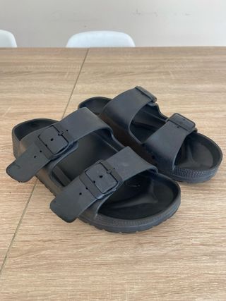 Chanclas negras estilo Birkenstock