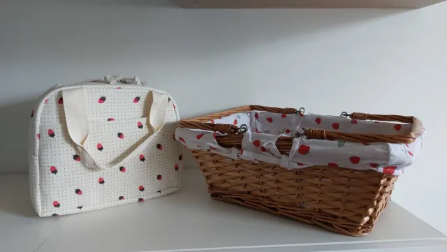 Cesta de picnic y nevera con motivos de fresas