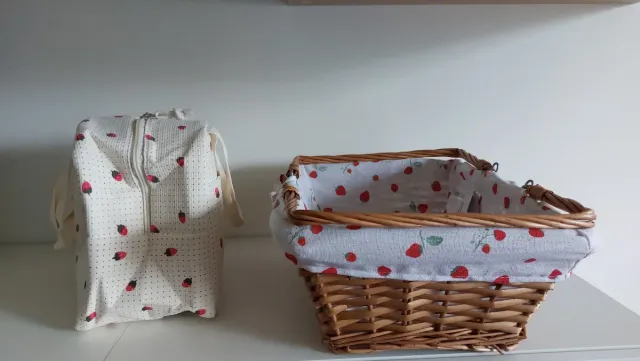 Cesta de picnic y nevera con motivos de fresas