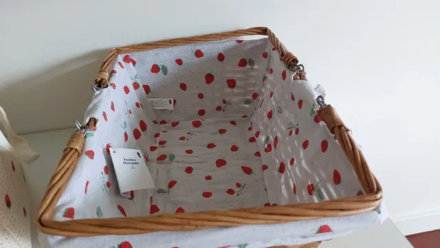 Cesta de picnic y nevera con motivos de fresas