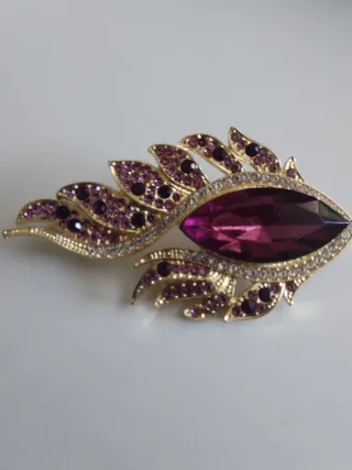 Broche dorado con piedras moradas joyas bisutería