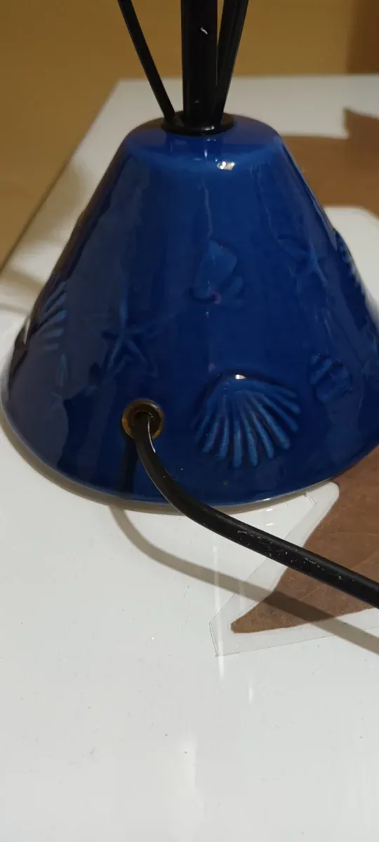 Lámpara de mesa con la base azul de ceramica