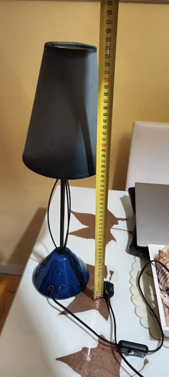 Lámpara de mesa con la base azul de ceramica