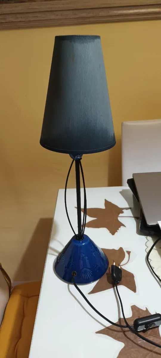 Lámpara de mesa con la base azul de ceramica