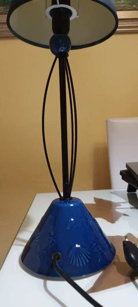 Lámpara de mesa con la base azul de ceramica