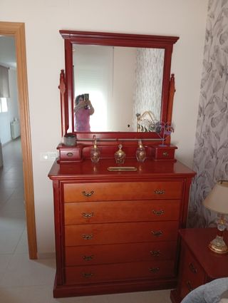 Cómoda y mesitas de noche de madera de cerezo.