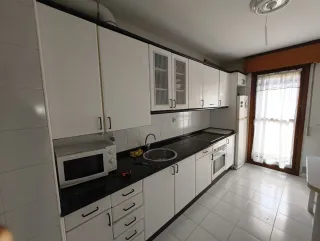 Muebles de cocina blancos y negros mide tres metro