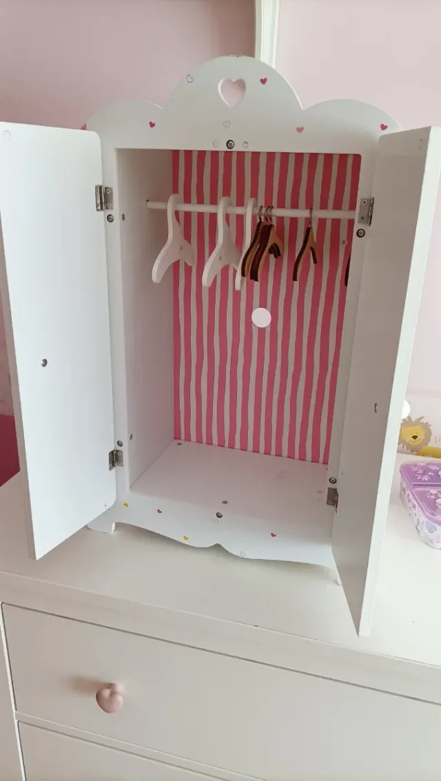 Armadio in legno per bambole