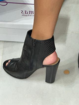 Botas de tacón peep toe negras