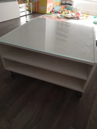 Mesa de centro con ruedas y cristal