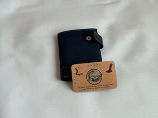 Cartera de piel azul con llavero virgen del Rocio