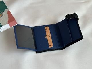 Cartera de piel azul con llavero virgen del Rocio