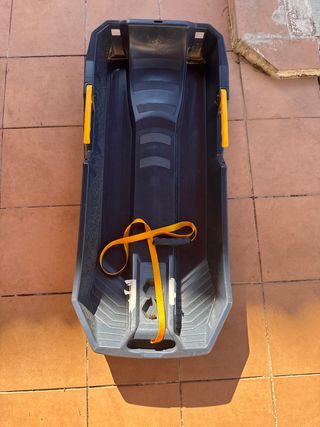 Trineo de plástico con cuerda