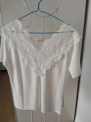 Camiseta blanca con encaje